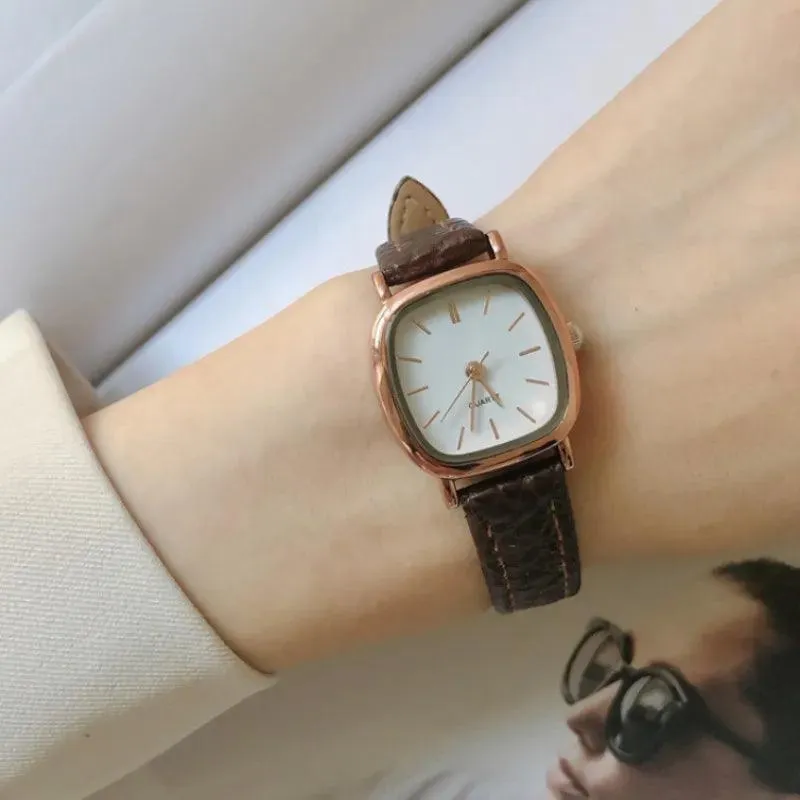 Vintage Brown Leather Women's Watch: Timeless Retro Elegance