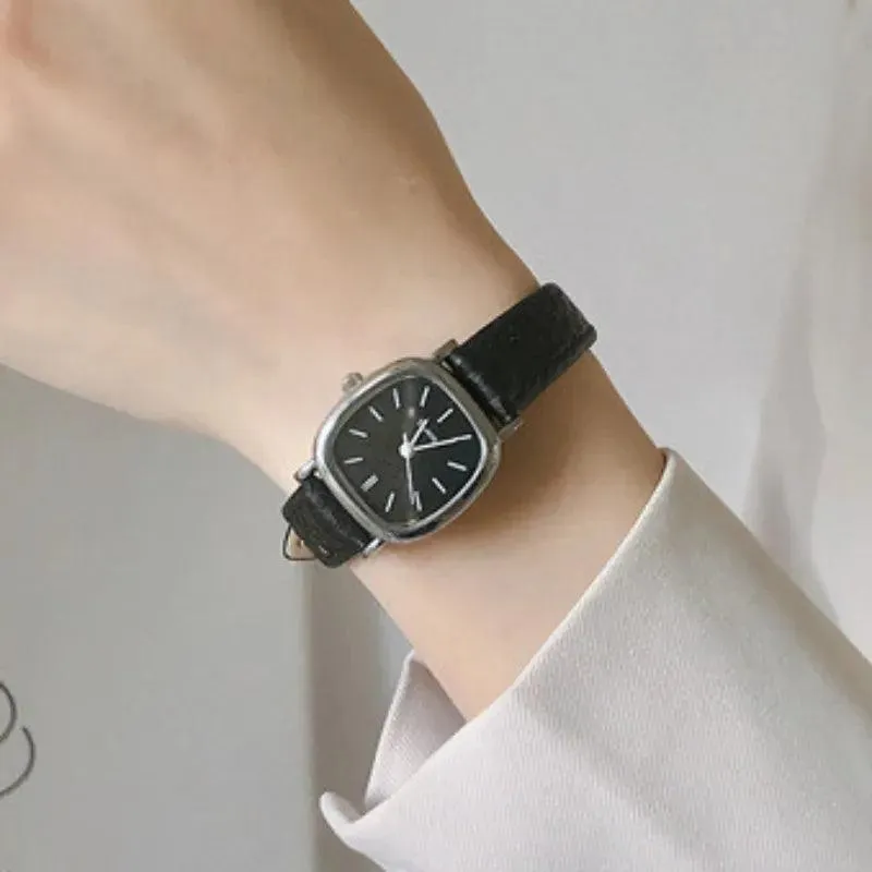 Vintage Brown Leather Women's Watch: Timeless Retro Elegance