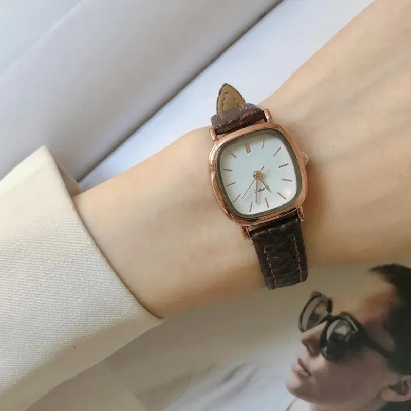 Vintage Brown Leather Women's Watch: Timeless Retro Elegance